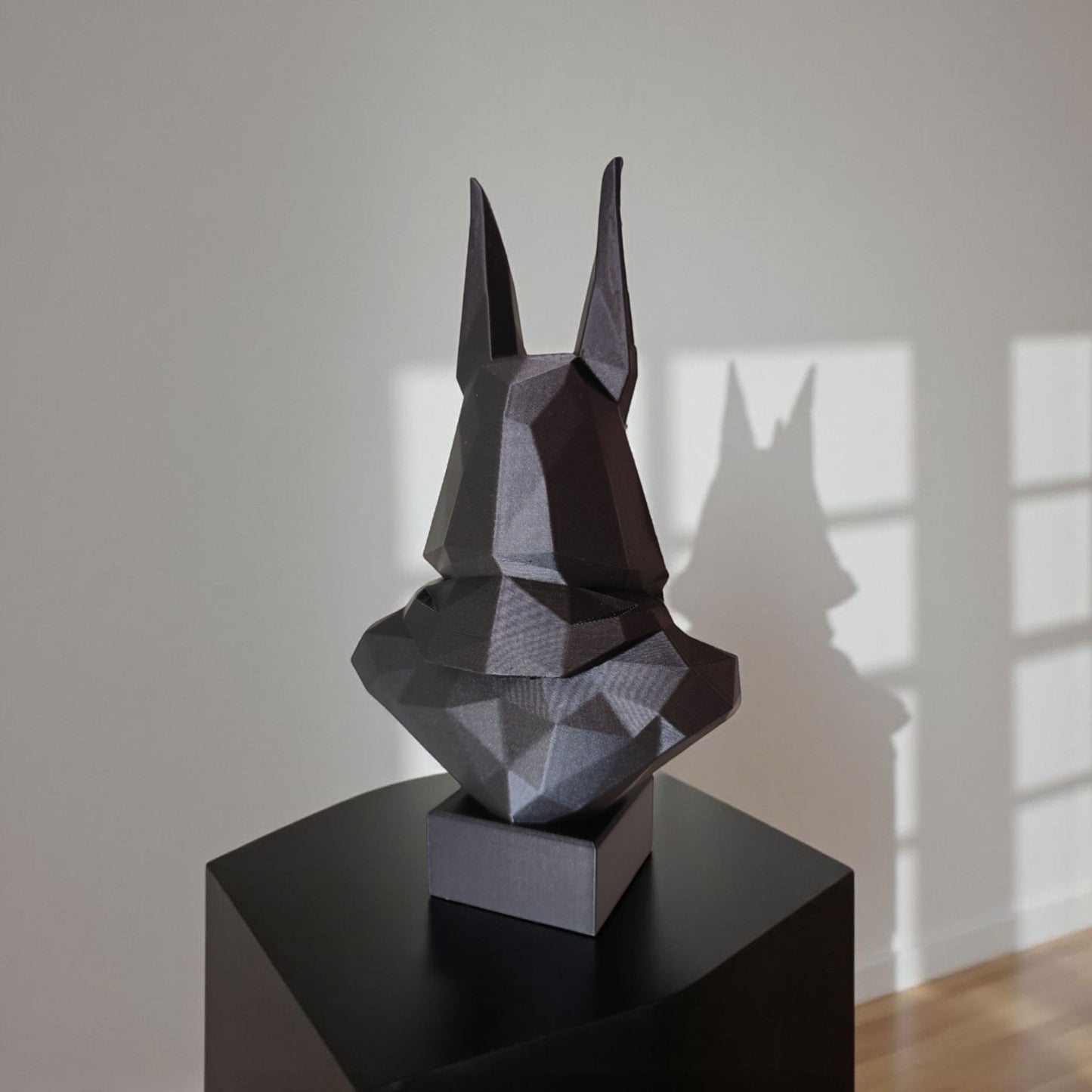 Low Poly Anubis – Skulptur i modern stil