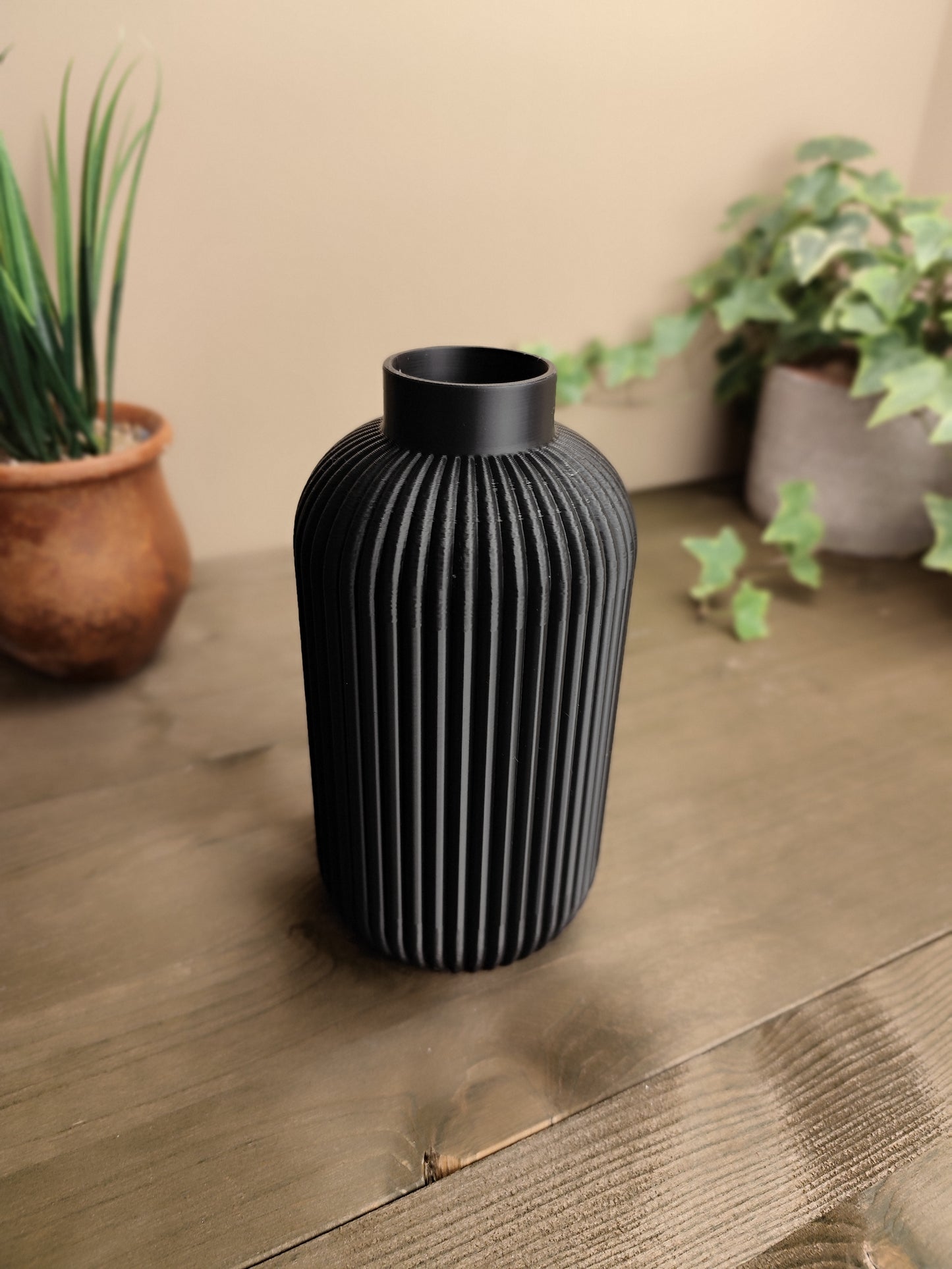 Vas – Minimalistisk Räfflad Design