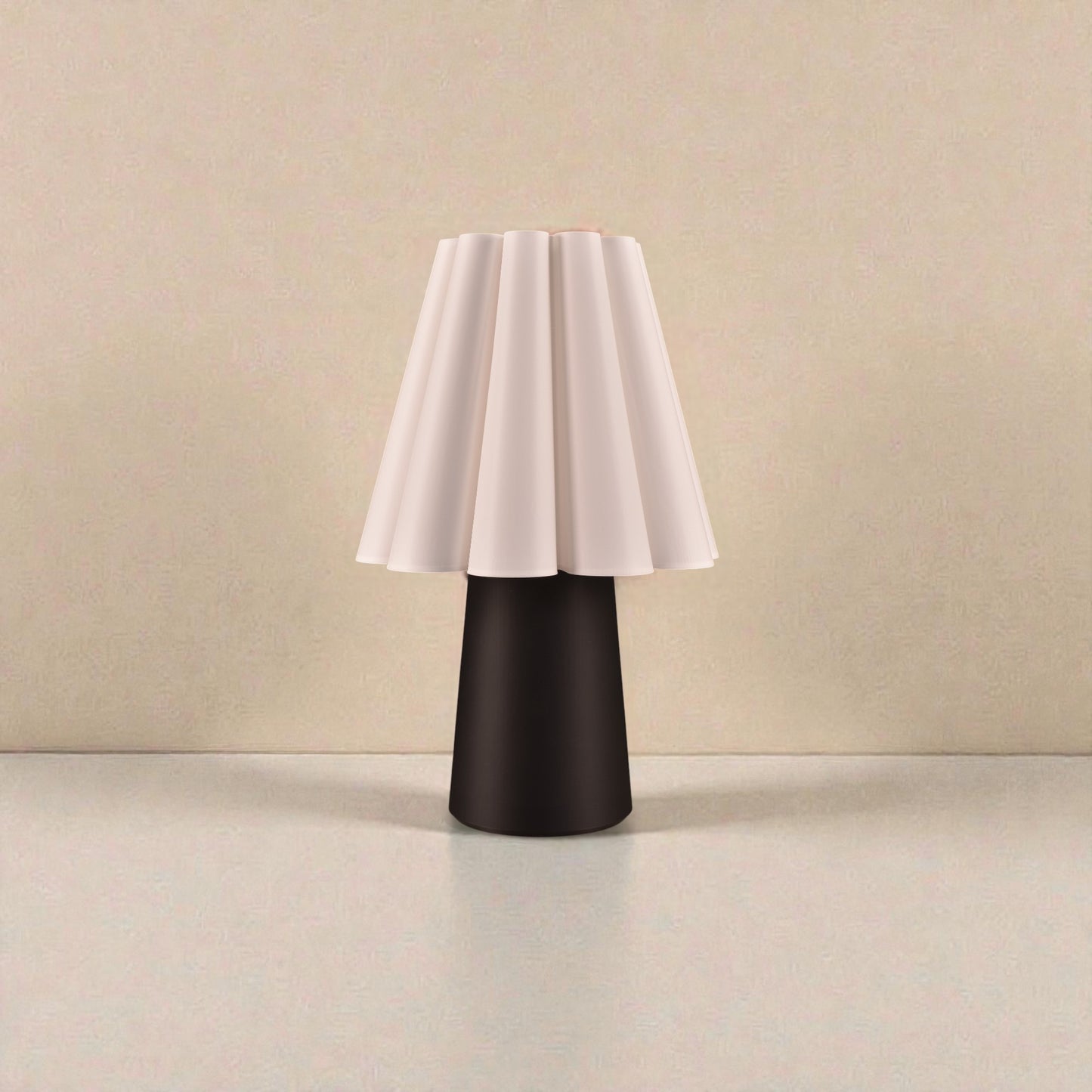 Aira – Tidlös bordslampa med mjuk och varm ljusspridning