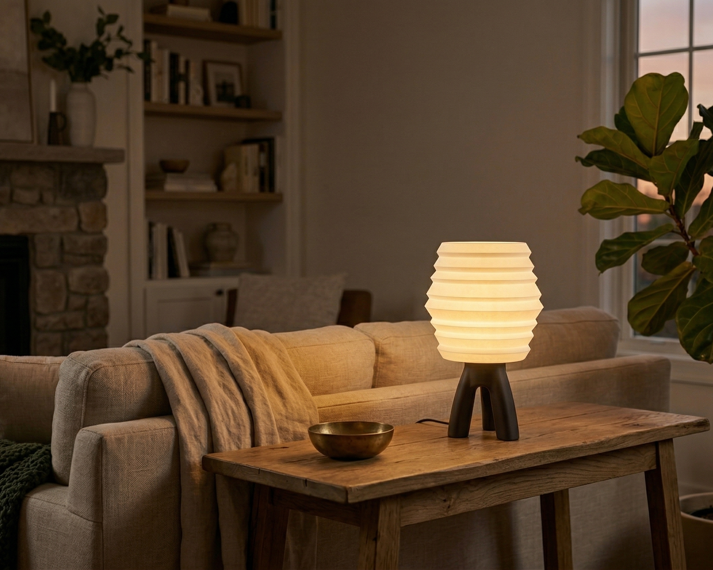 Calyx – Stämningsfull bordslampa med räfflad skärm
