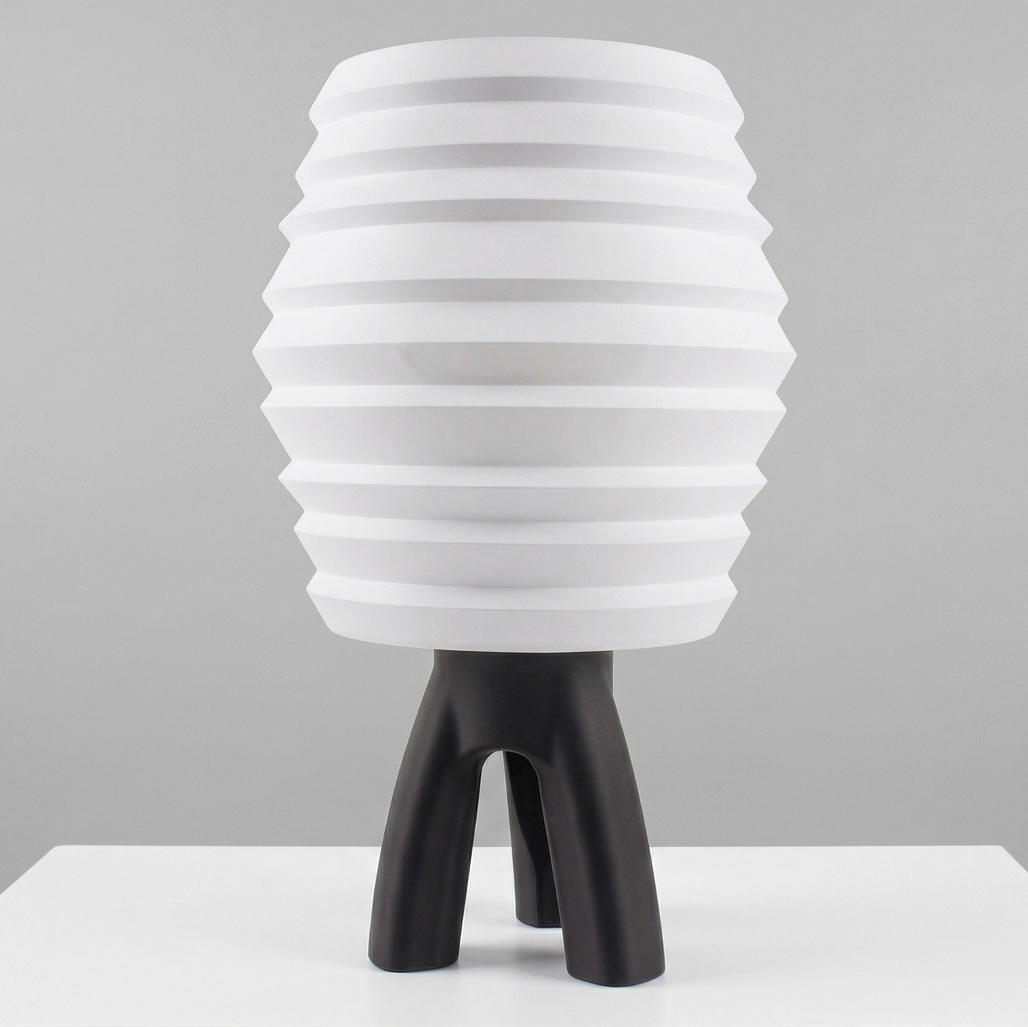 Calyx – Stämningsfull bordslampa med räfflad skärm