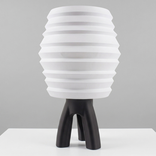 Calyx – Stämningsfull bordslampa med räfflad skärm