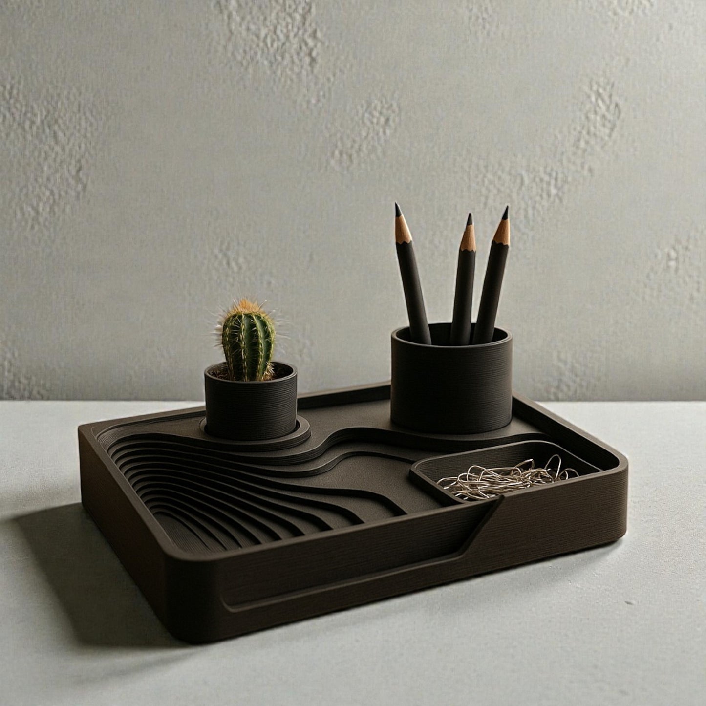 Strata – Skulptural skrivbordsdetalj i minimalistisk design